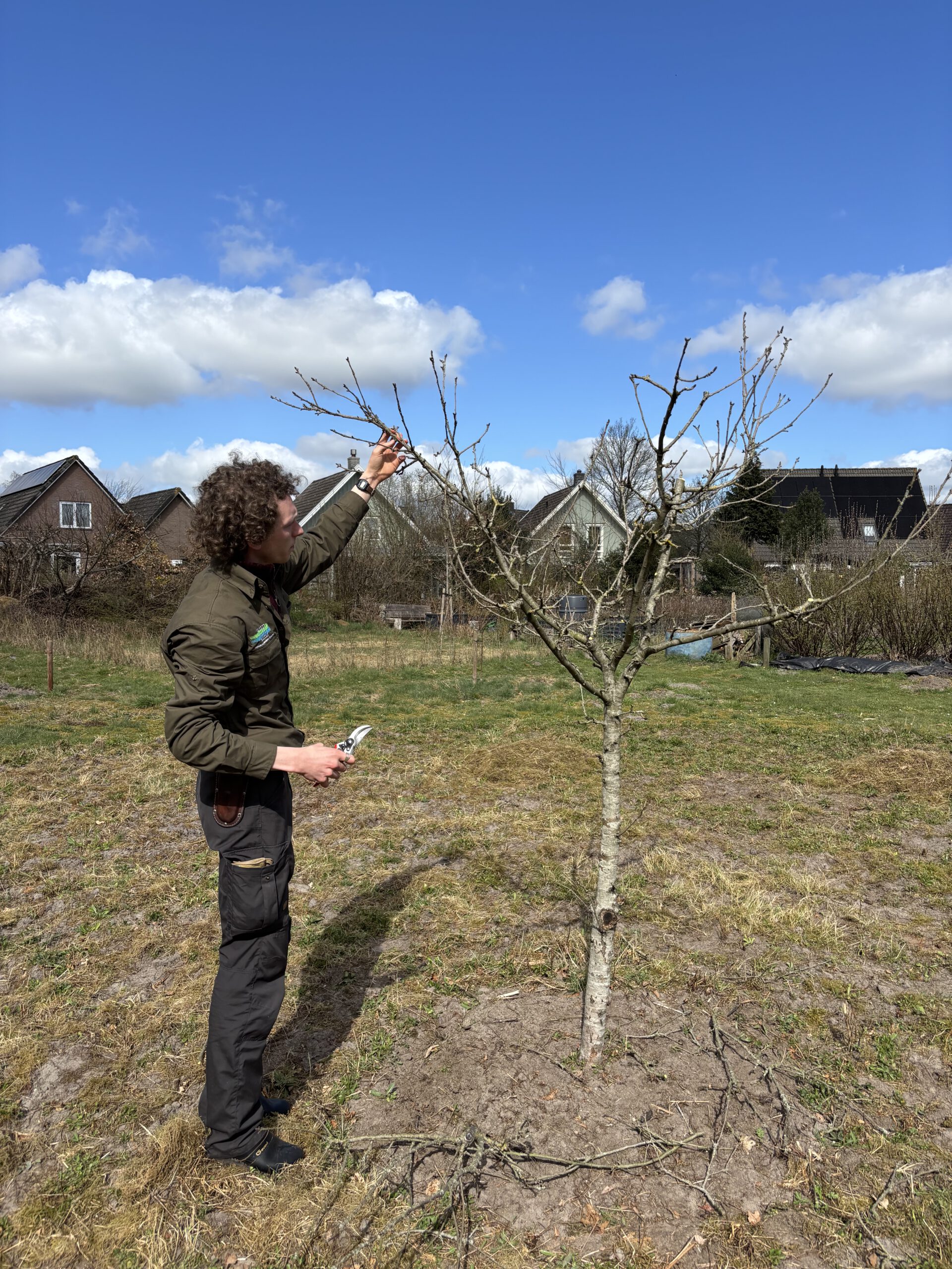 Jurre (Landschapsbeheer Drenthe) tijdens de Workshop fruitstruiken/bomen snoeien van 29 maart 2025.